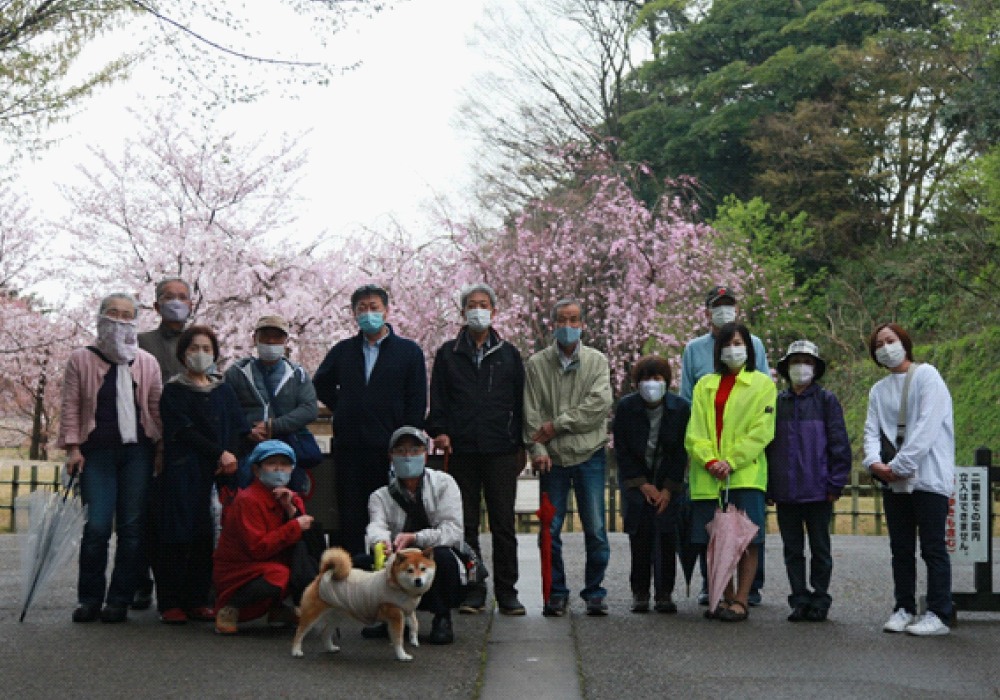 金沢城址公園入口にて「公園内、はなちゃんは入れないのでここでお別れでした。」｜お花見歩こう会